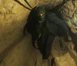 بالصور : عمال فلسطين يعملون تحت الأرض في عيدهم 