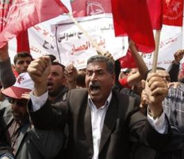 بالصور : عمال فلسطينيون يتظاهرون قرب معبر إيرز ضد الحصار والبطالة في يومهم العالمي