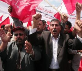 بالصور : عمال فلسطينيون يتظاهرون قرب معبر إيرز ضد الحصار والبطالة في يومهم العالمي
