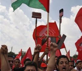 بالصور : عمال فلسطينيون يتظاهرون قرب معبر إيرز ضد الحصار والبطالة في يومهم العالمي