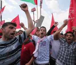 بالصور : عمال فلسطينيون يتظاهرون قرب معبر إيرز ضد الحصار والبطالة في يومهم العالمي