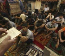 بالصور : نزلاء في معتقلات السلطة بغزة يتعلمون القرآن 