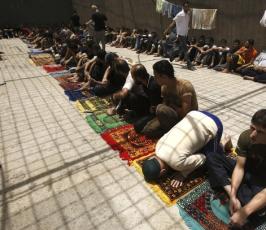 بالصور : نزلاء في معتقلات السلطة بغزة يتعلمون القرآن 
