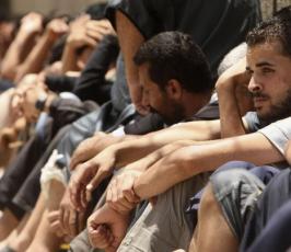 بالصور : نزلاء في معتقلات السلطة بغزة يتعلمون القرآن 