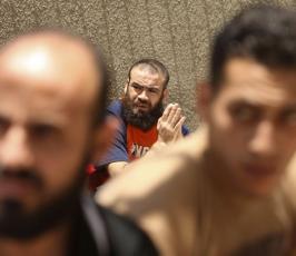 بالصور : نزلاء في معتقلات السلطة بغزة يتعلمون القرآن 