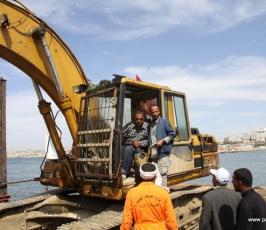 بالصور : تجهيزات متواصلة على ميناء غزة لإستقبال أسطول الحرية الجمعة القادم