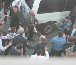 بالصورة : أجهزة السلطة تقمع مسيرة لحزب التحرير في الخليل