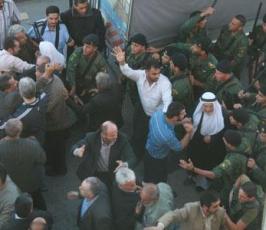 بالصورة : أجهزة السلطة تقمع مسيرة لحزب التحرير في الخليل