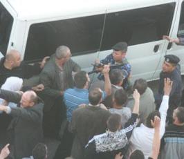 بالصورة : أجهزة السلطة تقمع مسيرة لحزب التحرير في الخليل