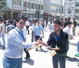 بالصور.. طلاب جامعة الازهر يوزعون ألف وردة بمناسبة مرور عام على برنامج اهل الخير