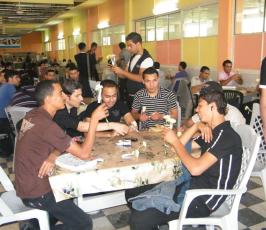 بالصور.. طلاب جامعة الازهر يوزعون ألف وردة بمناسبة مرور عام على برنامج اهل الخير