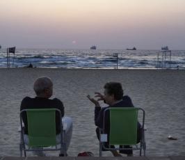 بالصور : الغزيون يحتفلون بقرب وصول أسطول الحرية 
