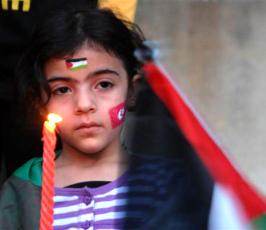 مشاهد لأطفال غزة يصرخون بوجه الأحتلال لمهاجمته إسطول الحرية