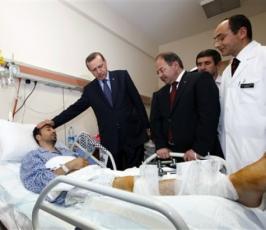 بالصور : « أردوغان »  يزور جرحى أسطول الحرية 