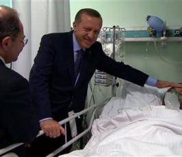 بالصور : « أردوغان »  يزور جرحى أسطول الحرية 