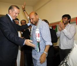بالصور : « أردوغان »  يزور جرحى أسطول الحرية 