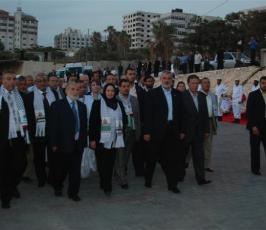 بالصور:هنية يضع حجر الأساس لشهداء الحرية في ميناء غزة برفقة برلمانيين عرب