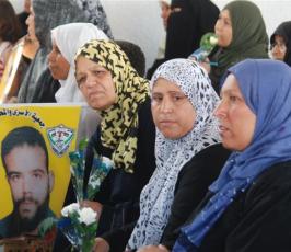 بالصور: إعتصام لأهالي الأسري أمام مقر الصليب الأحمر بغزة