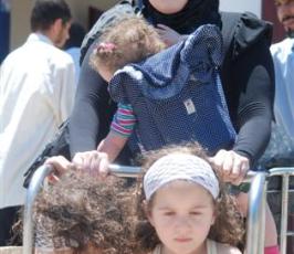 عدسة «  فلسطين اليوم  » تلتقط صور للمسافرين على معبر رفح البري