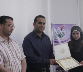 بالصور : التجمع الإعلامي الفلسطيني يوزع شهادات دورة المراسل التلفزيوني