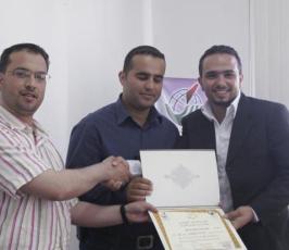 بالصور : التجمع الإعلامي الفلسطيني يوزع شهادات دورة المراسل التلفزيوني