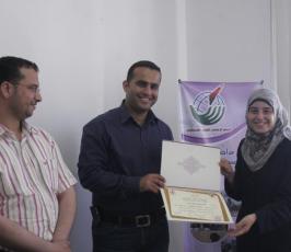 بالصور : التجمع الإعلامي الفلسطيني يوزع شهادات دورة المراسل التلفزيوني
