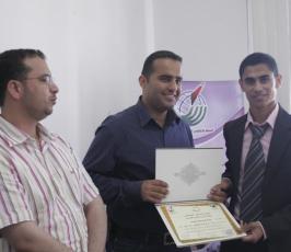 بالصور : التجمع الإعلامي الفلسطيني يوزع شهادات دورة المراسل التلفزيوني
