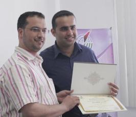 بالصور : التجمع الإعلامي الفلسطيني يوزع شهادات دورة المراسل التلفزيوني