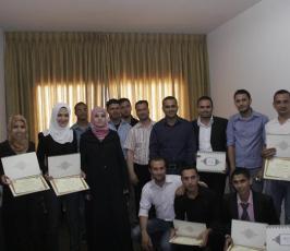 بالصور : التجمع الإعلامي الفلسطيني يوزع شهادات دورة المراسل التلفزيوني