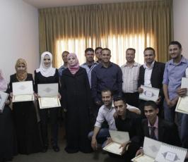 بالصور : التجمع الإعلامي الفلسطيني يوزع شهادات دورة المراسل التلفزيوني