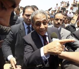 بالصور : عمر موسى يصل قطاع غزة ويتفقد المناطق المدمرة