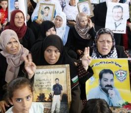 مقتطفات من الإعتصام الإسبوعي لأهالى الأسري أمام الصليب الأحمر بغزة