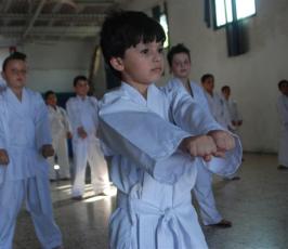 بالصور:أطفال يمارسون العاب الكارتييه بمدينة غزة