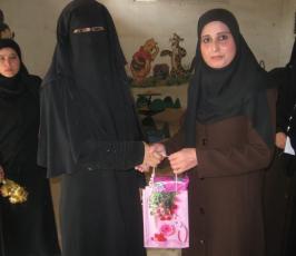 بالصور: دائرة العمل النسائى والرابطة الاسلامية تتفقدان مخيمات إسطول الحرية