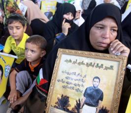 مقتطفات من الإعتصام الإسبوعي لأهالى الأسري أمام الصليب الأحمر بغزة
