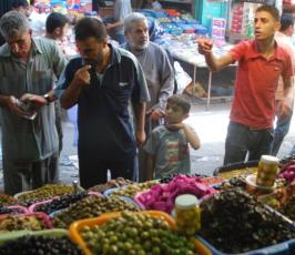 شاهد بالصور:أجواء إستقبال الغزييون لشهر رمضان المبارك