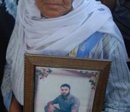 بالصور::أهالى الأسرى ينددون ويصرخون بالإفراج عن أبنائهم من السجون الإسرائلية أمام مقر الصليب الأحمر بغزة