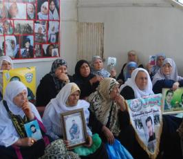 بالصور::أهالى الأسرى ينددون ويصرخون بالإفراج عن أبنائهم من السجون الإسرائلية أمام مقر الصليب الأحمر بغزة