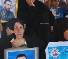 بالصور::أهالى الأسرى ينددون ويصرخون بالإفراج عن أبنائهم من السجون الإسرائلية أمام مقر الصليب الأحمر بغزة