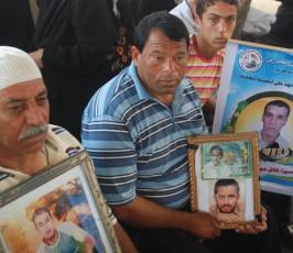بالصور::أهالى الأسرى ينددون ويصرخون بالإفراج عن أبنائهم من السجون الإسرائلية أمام مقر الصليب الأحمر بغزة