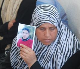 بالصور::أهالى الأسرى ينددون ويصرخون بالإفراج عن أبنائهم من السجون الإسرائلية أمام مقر الصليب الأحمر بغزة