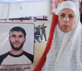 بالصور::أهالى الأسرى ينددون ويصرخون بالإفراج عن أبنائهم من السجون الإسرائلية أمام مقر الصليب الأحمر بغزة