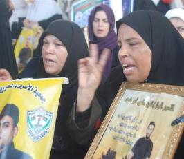 بالصور::أهالى الأسرى ينددون ويصرخون بالإفراج عن أبنائهم من السجون الإسرائلية أمام مقر الصليب الأحمر بغزة