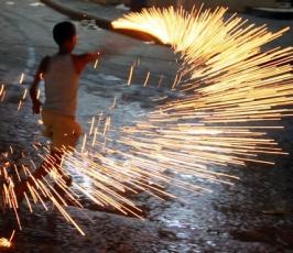 بالصور:: أطفال غزة يلهون بالألعاب النارية باول أيام رمضان