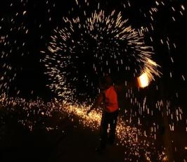 بالصور:: أطفال غزة يلهون بالألعاب النارية باول أيام رمضان