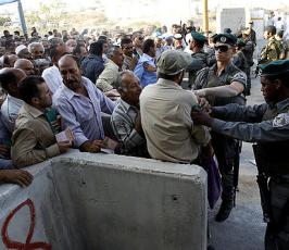 بالصور:: الإحتلال يمنع المصليين من دخول المسجد الأقصى ويعتدى عليهم