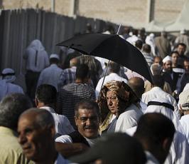 بالصور:: الإحتلال يمنع المصليين من دخول المسجد الأقصى ويعتدى عليهم
