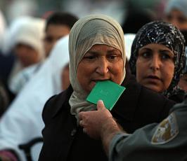 بالصور:: الإحتلال يمنع المصليين من دخول المسجد الأقصى ويعتدى عليهم