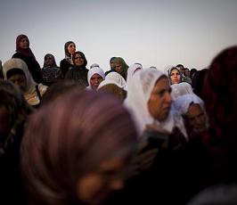 بالصور:: الإحتلال يمنع المصليين من دخول المسجد الأقصى ويعتدى عليهم