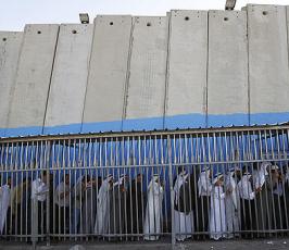 بالصور:: الإحتلال يمنع المصليين من دخول المسجد الأقصى ويعتدى عليهم